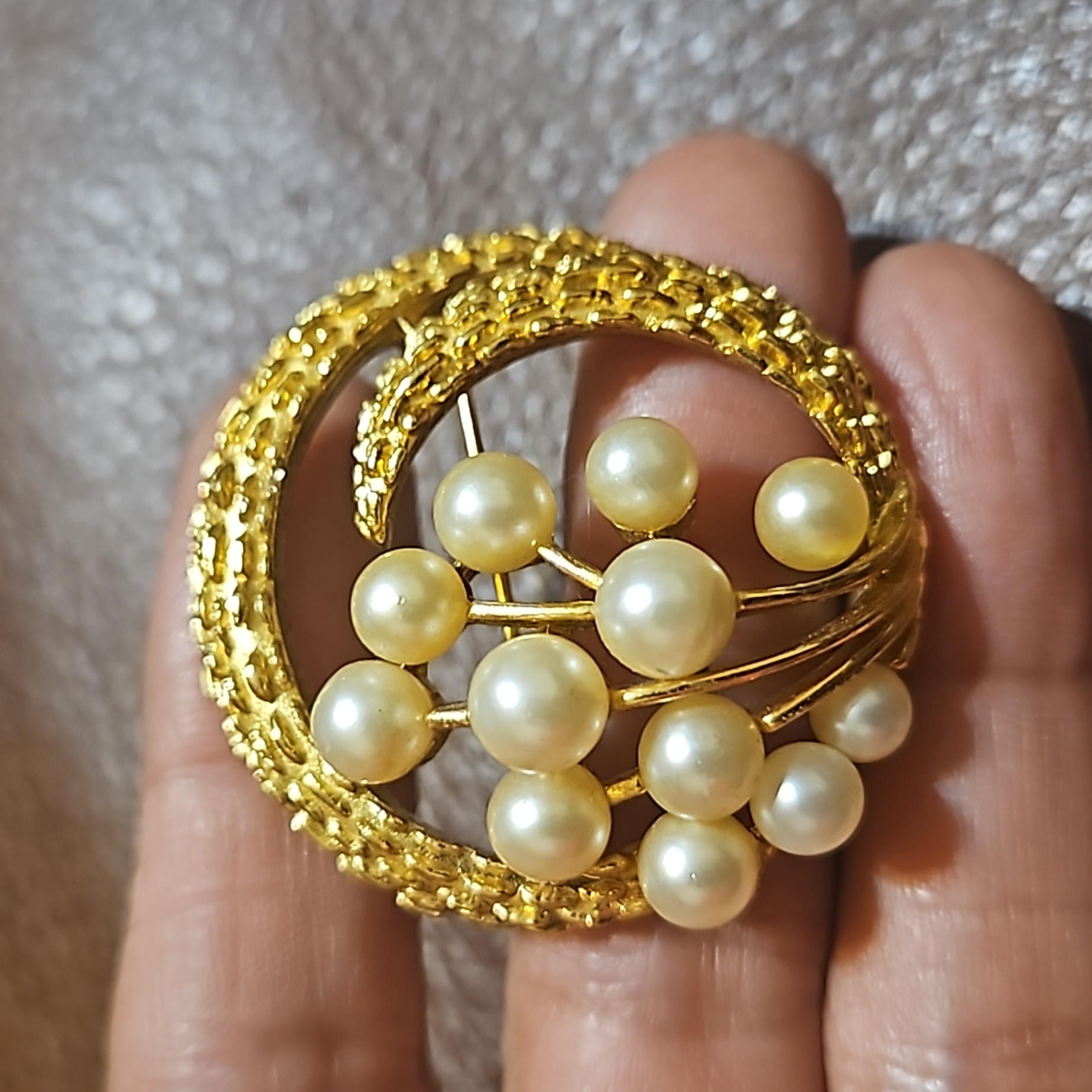 Vintage Crown Trifari Faux Pearl Brooch 32$